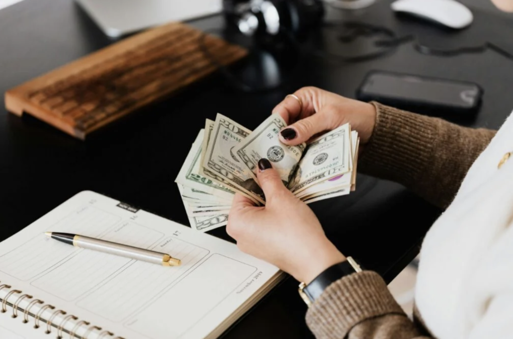How to Save Money While Traveling